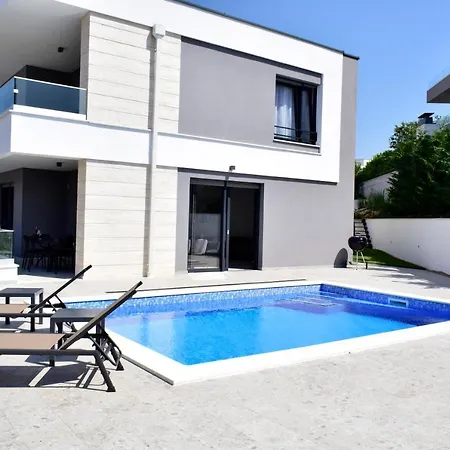 Luxury - Hadrie D