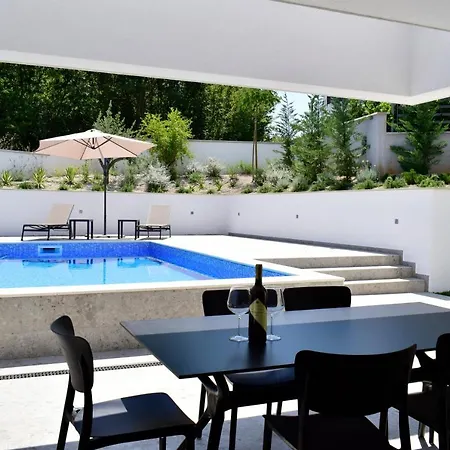 Luxury - Hadrie D